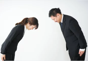 회사 내에서 동료간 정중하게 인사하기
Greeting colleagues politely in the workplace